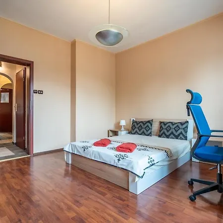 Charming 2bdr Heart Of Main Street *