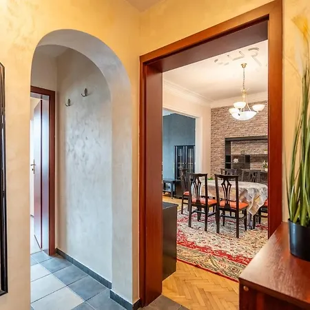 Charming 2bdr Heart Of Main Street Apartment