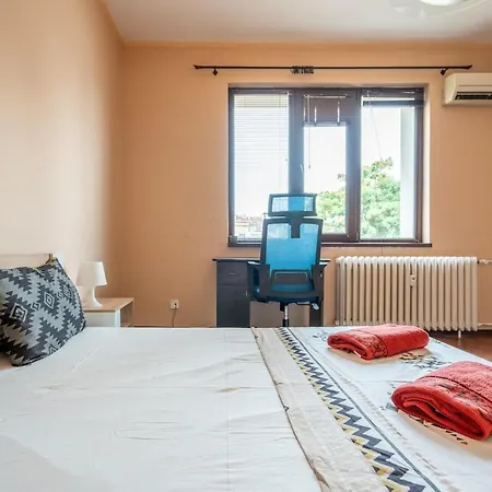 Charming 2bdr Heart Of Main Street *