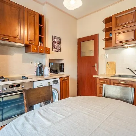 Charming 2bdr Heart Of Main Street Σόφια