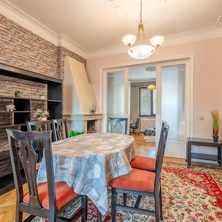 Charming 2bdr Heart Of Main Street Appartement *