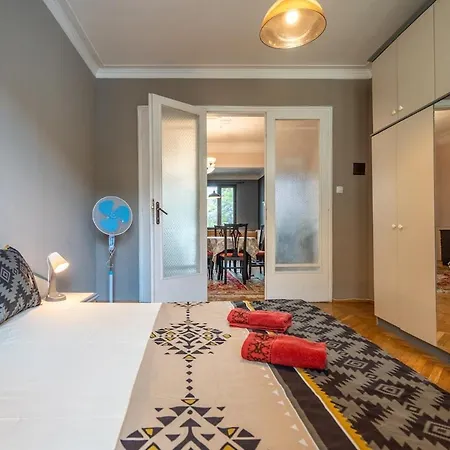 Charming 2bdr Heart Of Main Street *