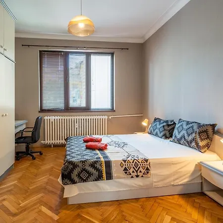 Charming 2bdr Heart Of Main Street Appartement