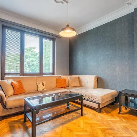 Charming 2bdr Heart Of Main Street *