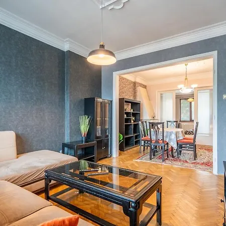 Charming 2bdr Heart Of Main Street Apartamento Sófia