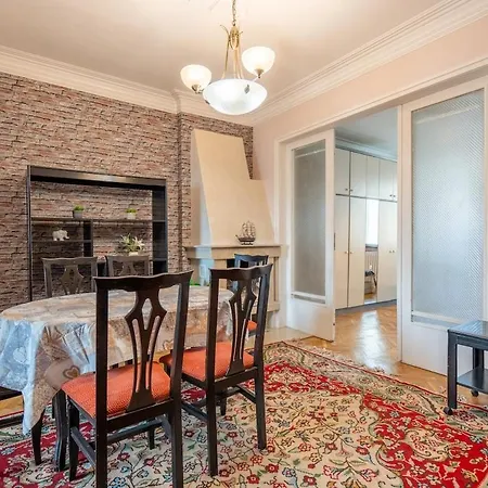 Daire Charming 2bdr Heart Of Main Street