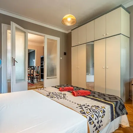 Charming 2bdr Heart Of Main Street *