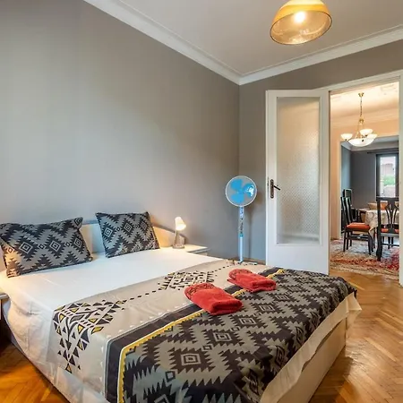 Charming 2bdr Heart Of Main Street Appartement