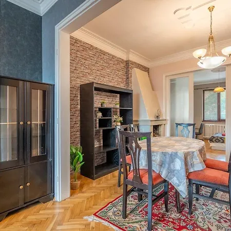 Daire Charming 2bdr Heart Of Main Street *