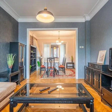 Charming 2bdr Heart Of Main Street *