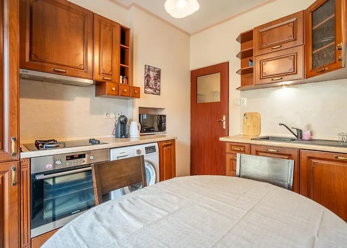 Charming 2bdr Heart Of Main Street София