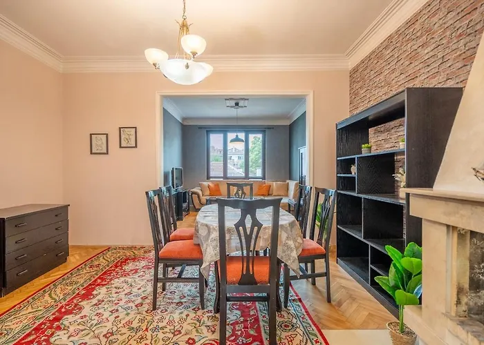 Charming 2bdr Heart Of Main Street Апартамент София