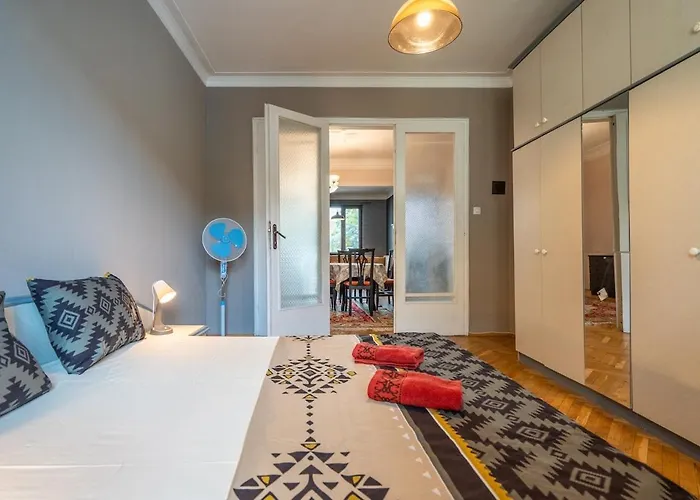 Charming 2bdr Heart Of Main Street *