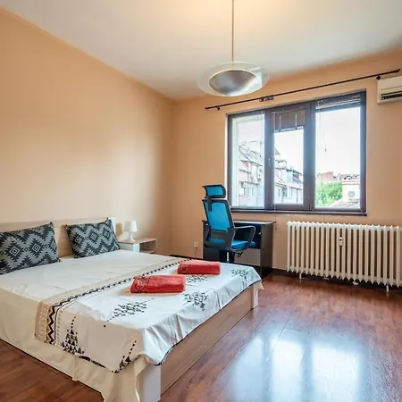 Apartment Charming 2bdr Heart Of Main Street