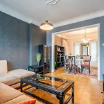 Charming 2bdr Heart Of Main Street Apartamento Sofía